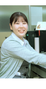 笑顔の女性社員