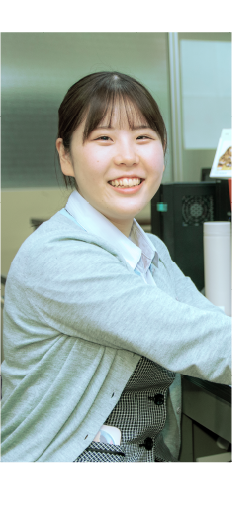 笑顔の女性社員