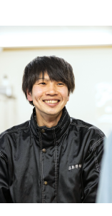 笑顔の男性社員