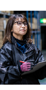 倉庫で働く女性社員