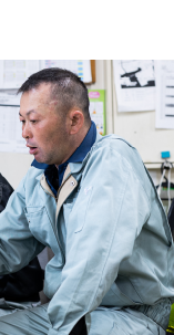 作業着姿の男性社員