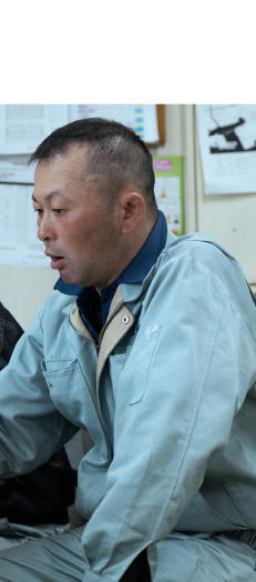作業着姿の男性社員