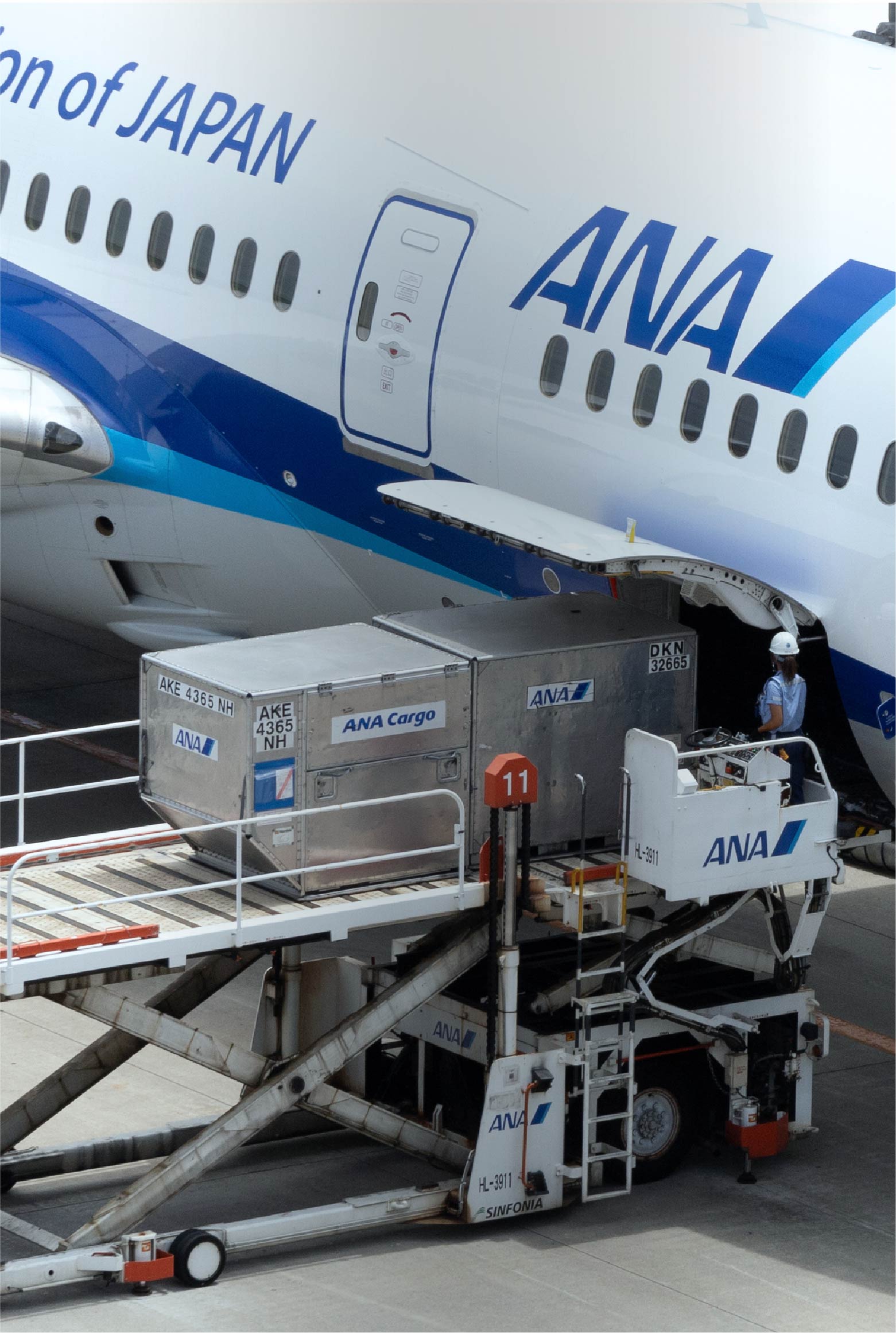 航空貨物を積み込む飛行機