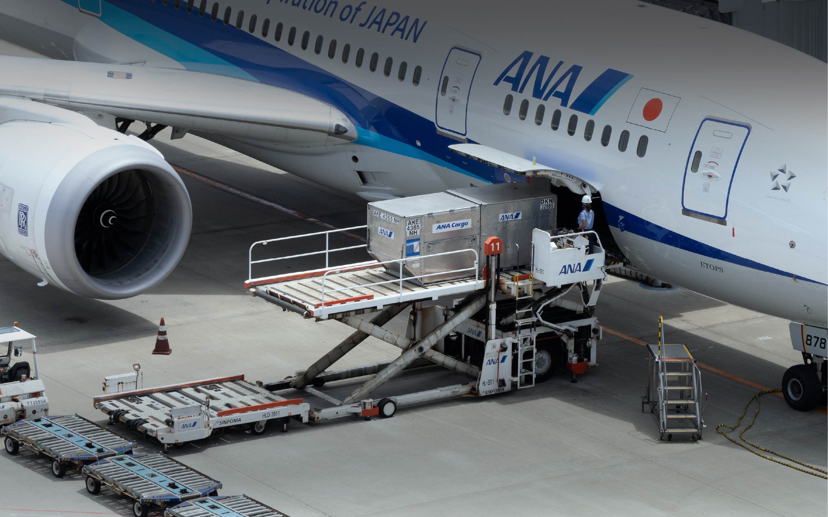 航空貨物を積み込む飛行機