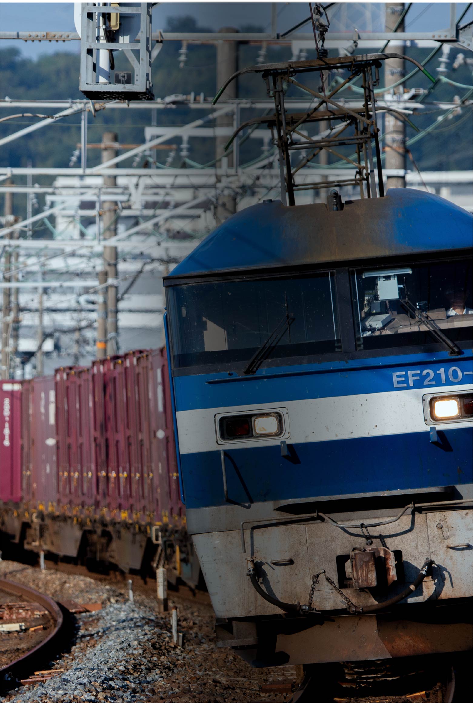 コンテナを運ぶ貨物列車