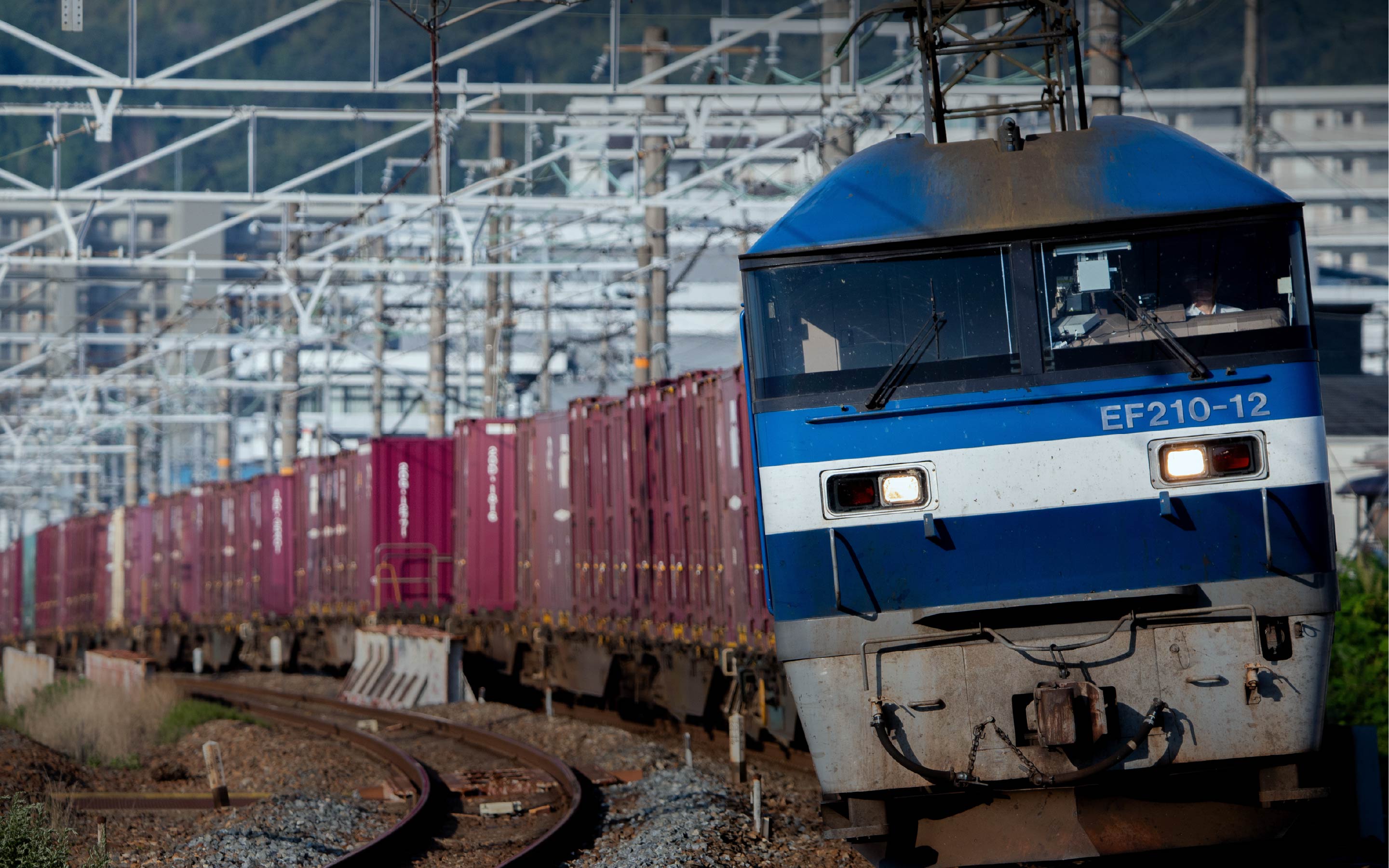 コンテナを運ぶ貨物列車