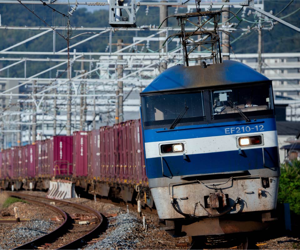 コンテナを運ぶ貨物列車