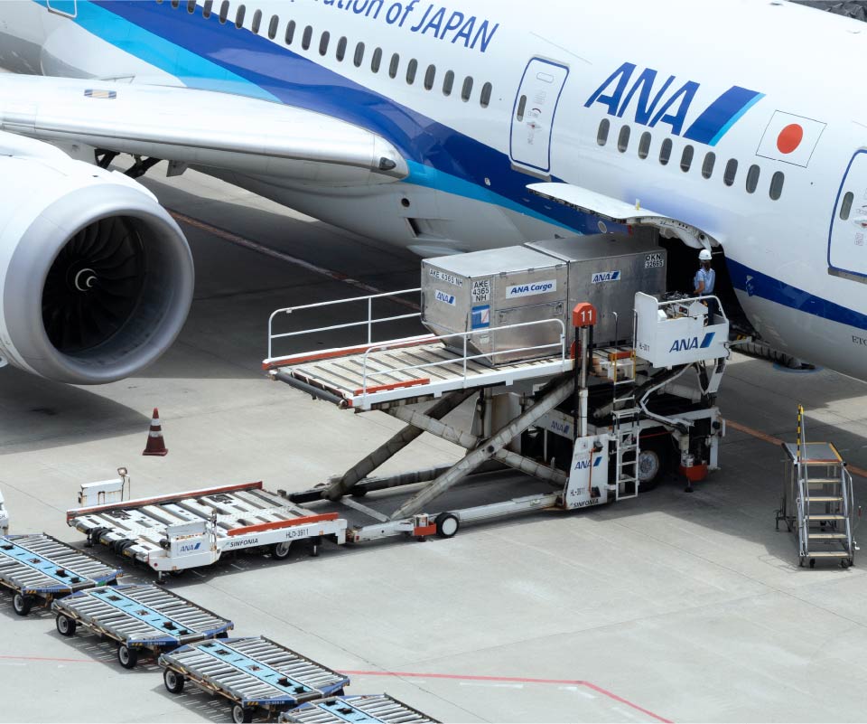 航空貨物を積み込む飛行機