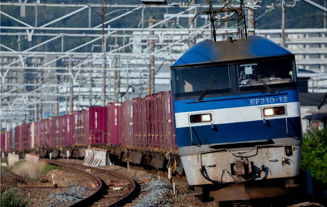 JR貨物コンテナをけん引する貨物列車