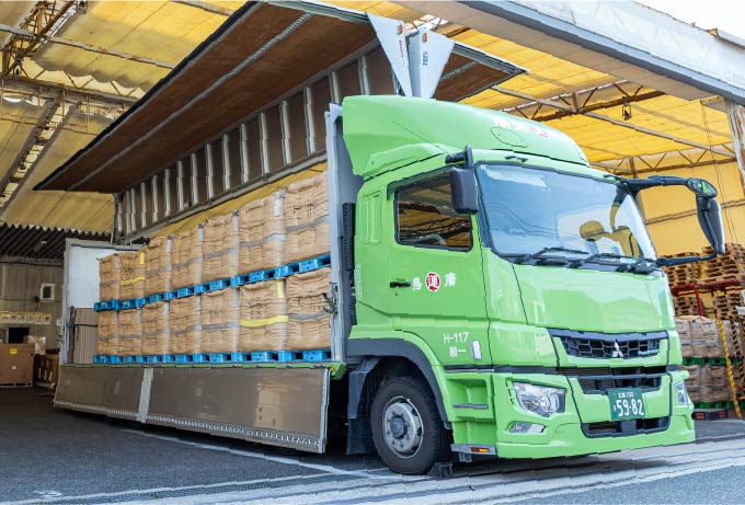 荷物を積載したトラック